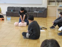 体育主任によるAED研修の様子