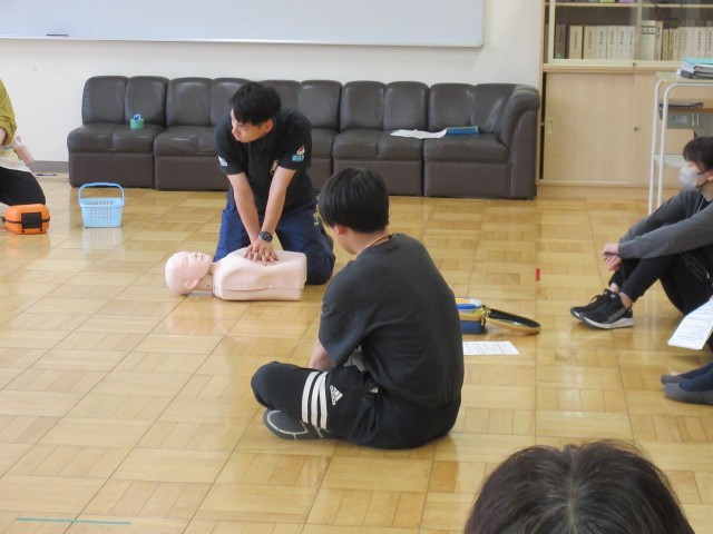 体育主任によるAED研修の様子