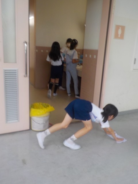 ろうかは　自分たちで