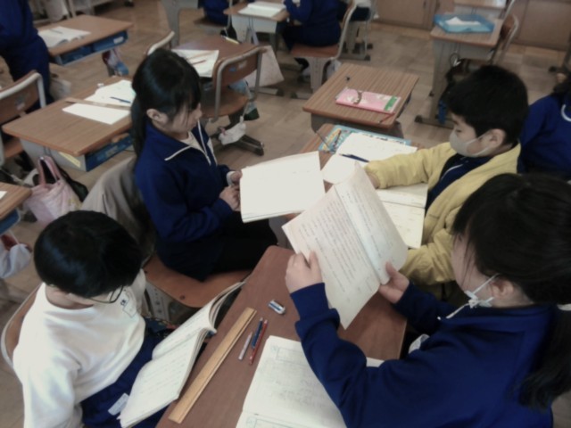 『かさこじぞう』を読んでいます。