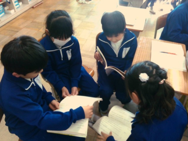 『かさこじぞう』を読んでいます。