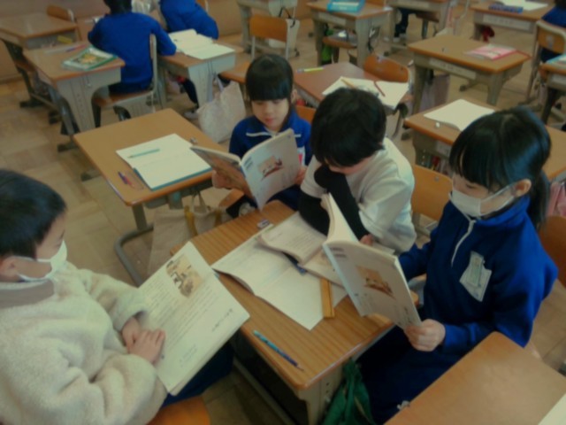 『かさこじぞう』を読んでいます。