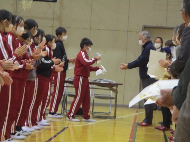 手紙とお米の贈呈