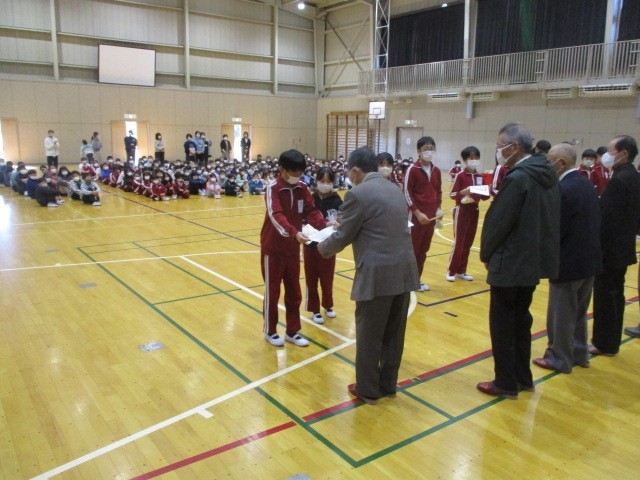 手紙とお米の贈呈