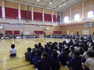 静かに話を聞いています