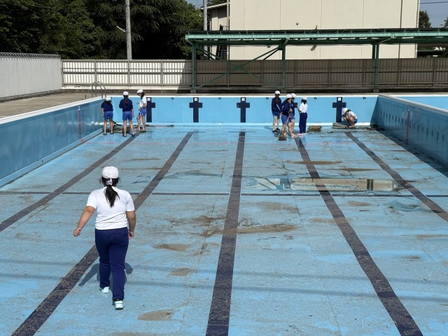 プール掃除をしている様子１