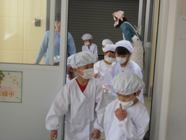 重たい食缶も協力して