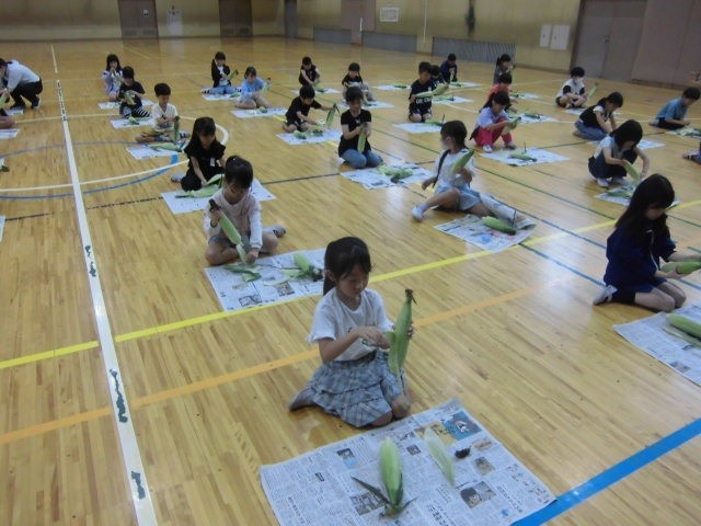 真剣に皮をむく様子