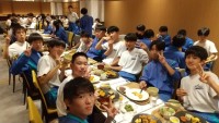 １日目の夕食の様子。
