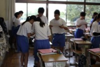 探偵ゲーム：容疑者と思われる友達に英語で質問して犯人を探します。