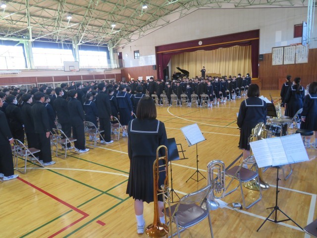 上級生が校歌を披露します