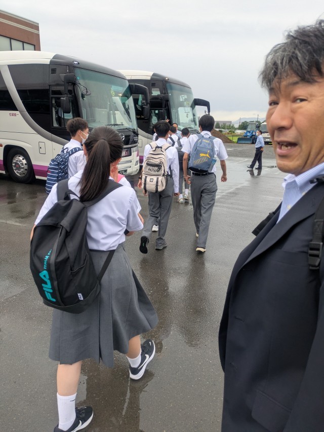２組がバスに乗り込む様子