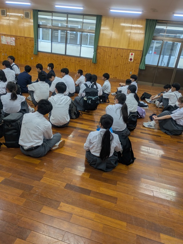 ３組の朝の集会の様子