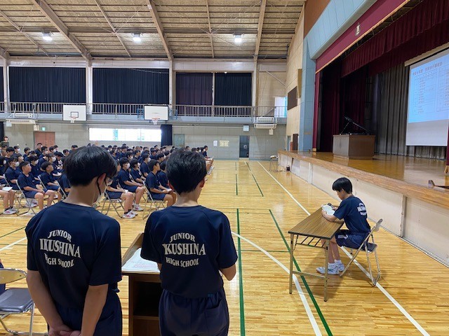 議長が議案を全体に投げかけます